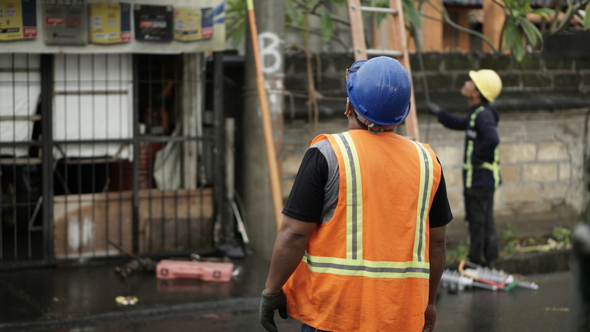 Chantier industriel évoquant la prévention et l'indemnisation des accidents du travail