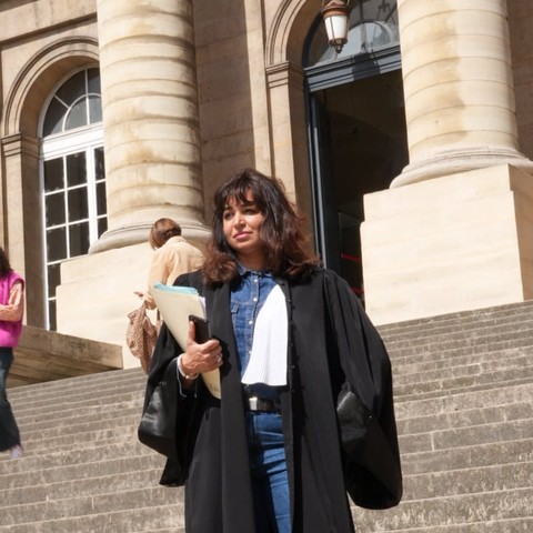 Maître Saïma Rasool devant le palais de justice