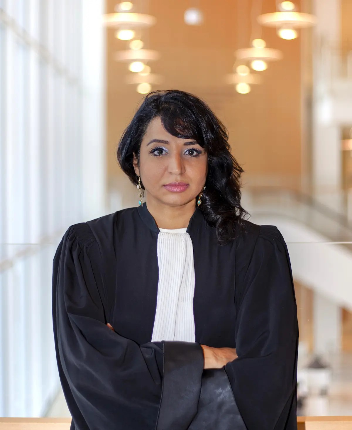 Maître Saïma Rasool, avocate au Barreau de Seine-Saint-Denis, en robe